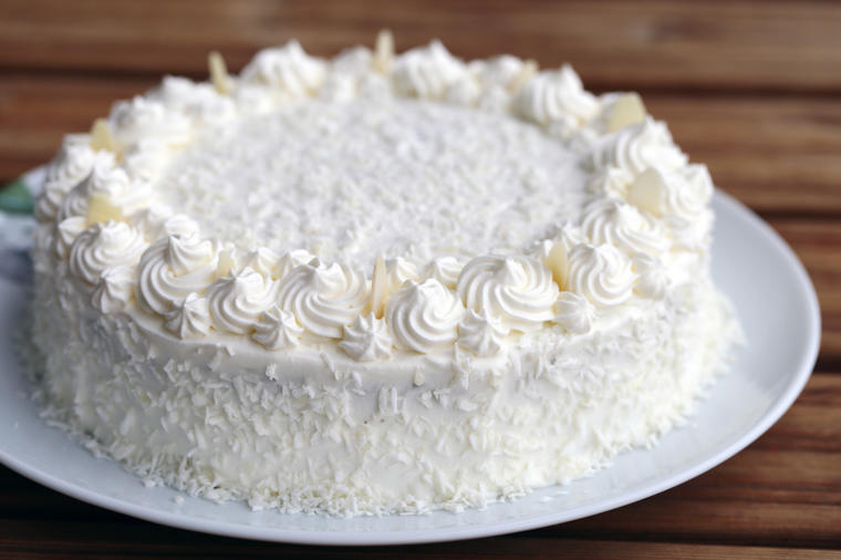 Torta Belinda: Bogata i izdašna poslastica od bele čokolade i badema!
