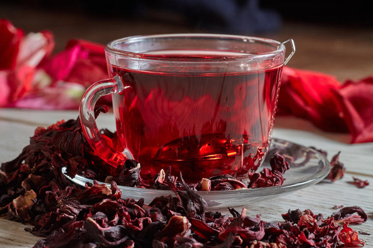 9 zdravstvenih prednosti čaja od hibiskusa: Čuva jetru, pomaže u borbi protiv raka i smanjuje depresiju!