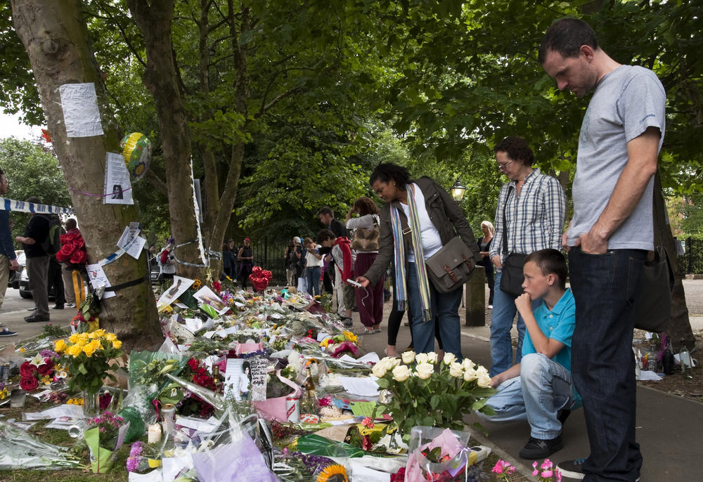 Fanovi odaju poštu preminuloj pevačici ispred njenog doma u Londonu