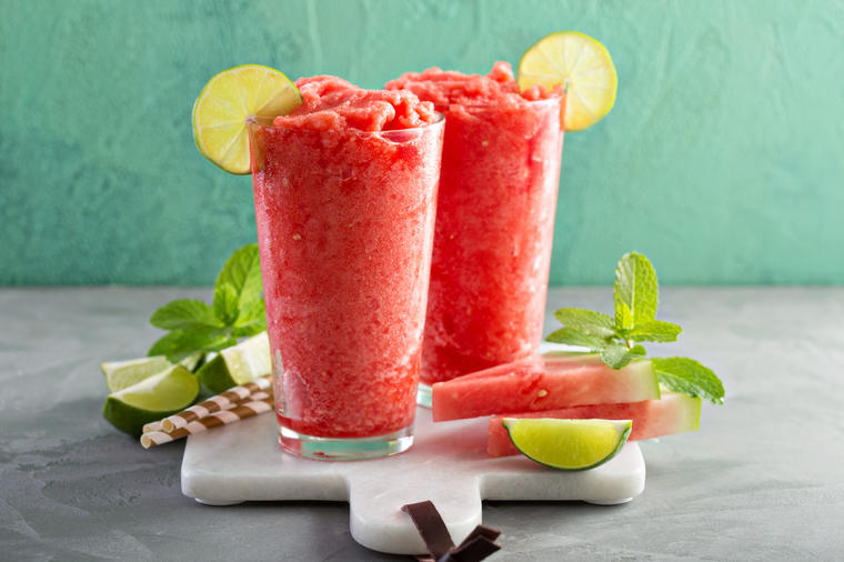 Savršen napitak za tropske dane: Osvežavajući koktel od lubenice! (RECEPT)