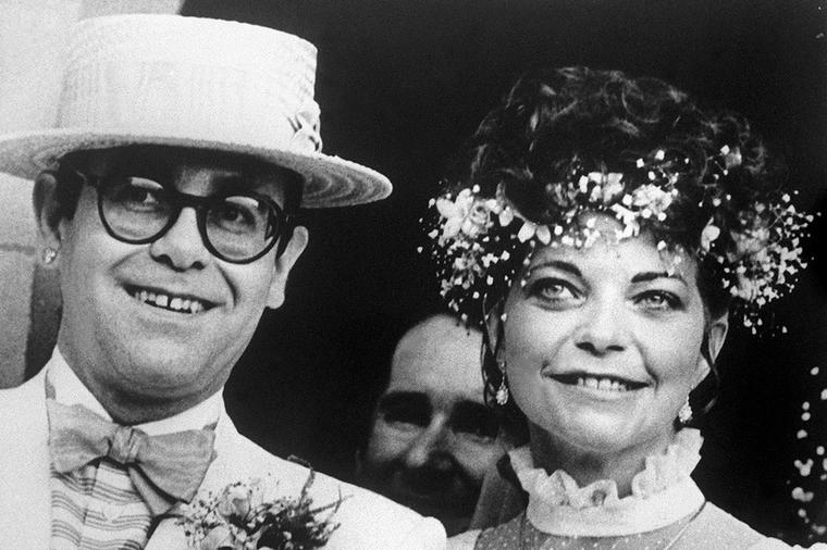 Svi su znali da je gej, a on je odlučio da oženi Renatu: Evo kako je izgledao prvi brak Eltona Džona! (FOTO)