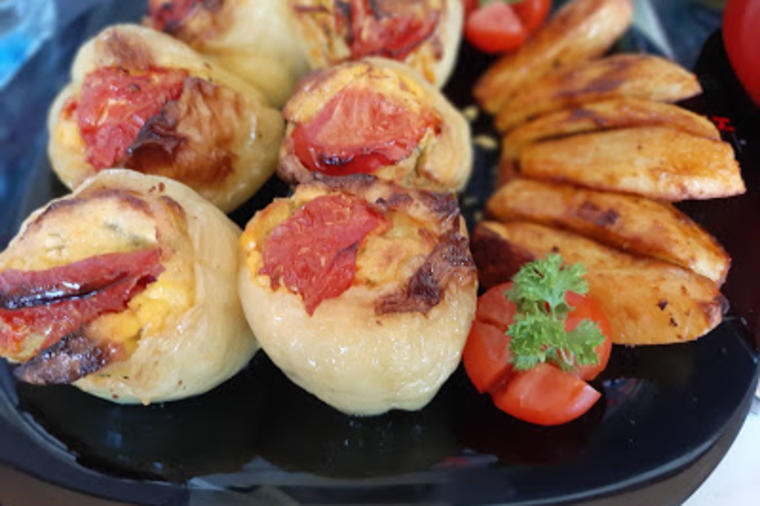 Punjene paprike sa sirom i jajima: Lagan ručak za letnji dan! (RECEPT, VIDEO)