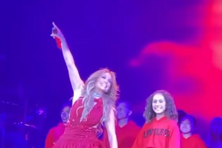 Nasledila talenat: Ćerka Dženifer Lopez peva kao anđeo - oduvala publiku u duetu sa mamom, kao profesionalac! (VIDEO)
