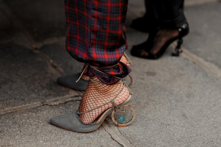 Novi kul trend koji osvaja svet: Vežite sandale preko pantalona - trik koji izdužuje noge! (FOTO)