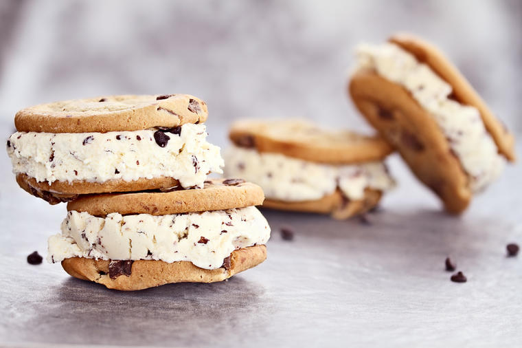 Sladoled sendvič je najlepša letnja poslastica: Pravi se za čas, a ukuse birate do mile volje!