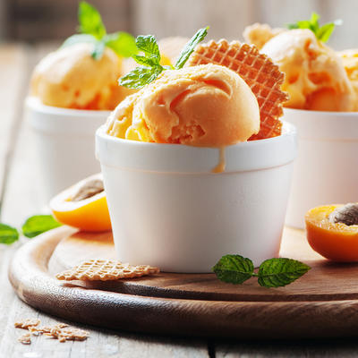 SAVRŠEN DESERT ZA VRELE LETNJE DANE: Domaći jogurt sladoled sa kajsijama je vaš novi omiljeni slatkiš!(RECEPT)