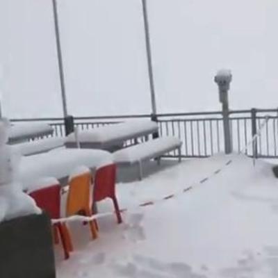 Sneg kad mu vreme nije: Zabeleo se švajcarski vrh Vajsflujoh! (VIDEO)