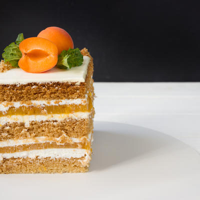 Najslađa brza kekst torta sa breskvama: Neodoljiva i spremna za tili čas! (RECEPT)