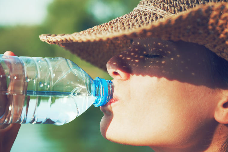 Svi grešimo, a nismo svesni: Ako ovako pijete vodu tokom leta, teže ćete podneti vrućine!
