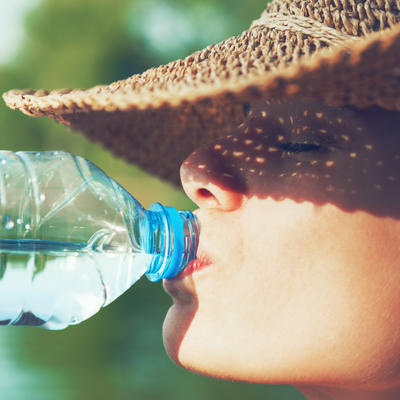 Svi grešimo, a nismo svesni: Ako ovako pijete vodu tokom leta, teže ćete podneti vrućine!