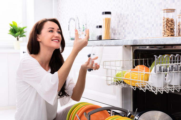 5 kuhinjskih trikova za blistavo čistu kuhinju: Uz pomoć ove namirnice sve mrlje na staklenim čašama nestaju u trenu!
