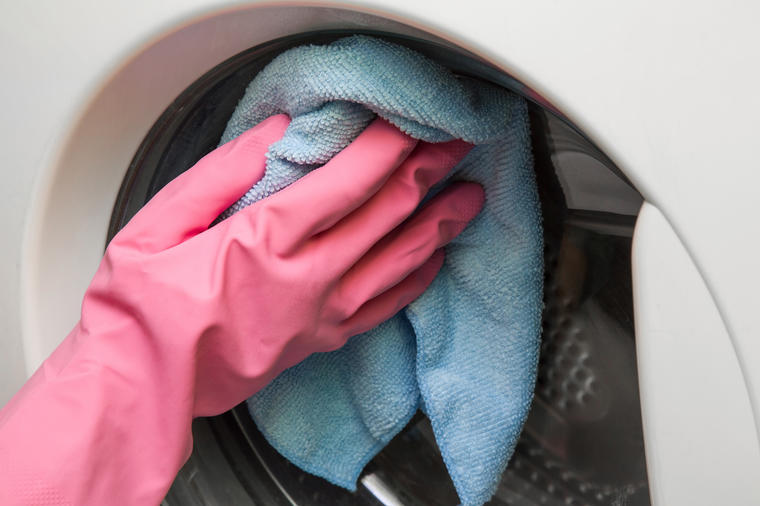 Najbolji trik za čišćenje veš mašine: Stavila je ovo u bubanj i sva prljavština je isplivala!