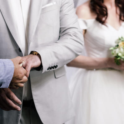 OSTAVILA SAM MUŽA ZBOG KUMA: Izjavio mi je ljubav dok je držao zdravicu na mojoj svadbi!(VIDEO)