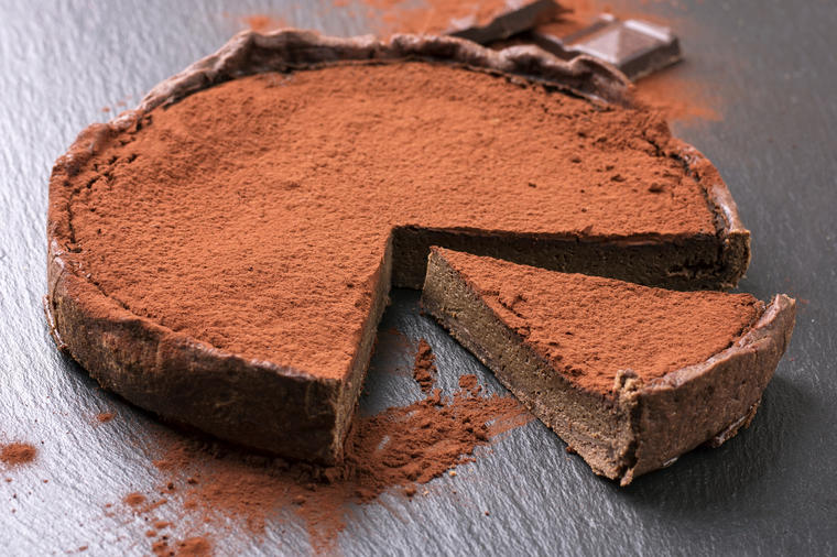 Čokoladni tart po receptu Džejmija Olivera: Rapsodija ukusa kakvu ne možete ni zamisliti! (RECEPT)