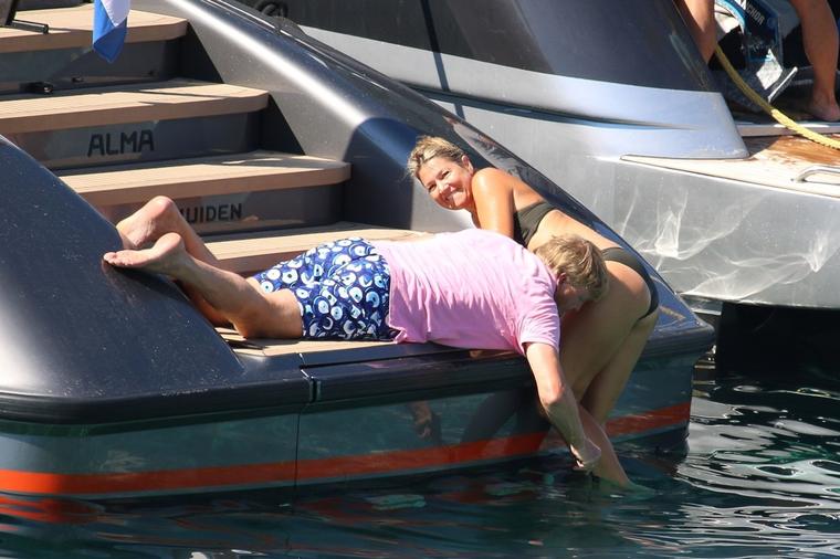 Kraljica Maksima u kupaćem kostimu: Prizor koji se retko viđa! (FOTO)