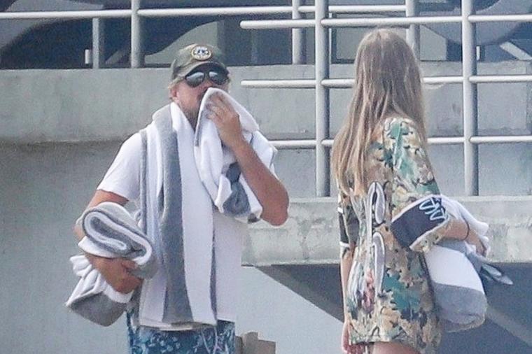 Leonardo Di Kaprio uziva sa devojkom na plaži: 23 godine mlađa izabarnica mamila uzdahe u kupaćem kostimu! (FOTO)