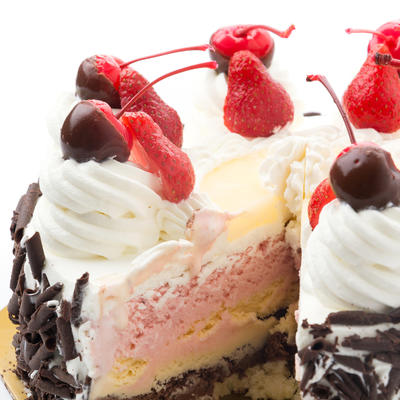 Sladoled torta od tri ukusa: Ovakav slatkiš se ne zaboravlja! (RECEPT)