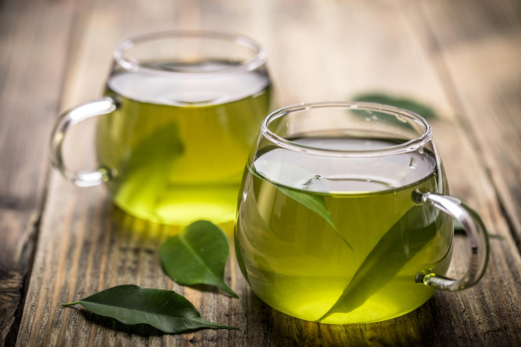 ŠTITI OD BOLESTI, SNIŽAVA KRVNI PRISTISAK: 6 stvari koje se događaju u vašem telu kada pijete zeleni čaj svakog dana!