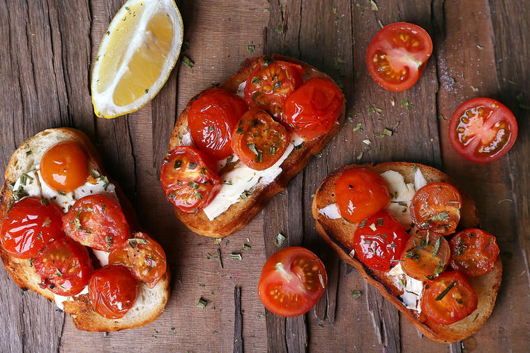 Tiho pečeni paradajz: Savršen za salatu, uz bruskete, a može dugo da stoji! (RECEPT)
