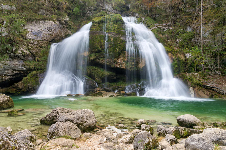 Čudo prirode u Sloveniji: Vodopad smaragdno zelene boje koji ostavlja bez daha! (FOTO)