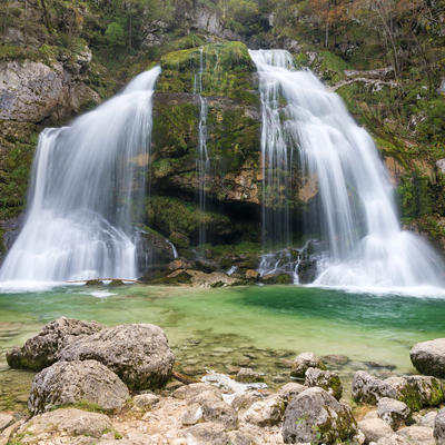 Čudo prirode u Sloveniji: Vodopad smaragdno zelene boje koji ostavlja bez daha! (FOTO)