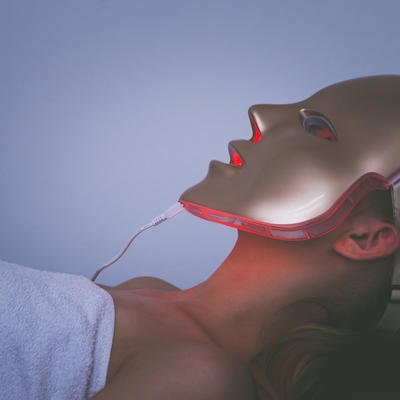 Futuristički trend u nezi kože: Da li fototerapija zaista pomaže u lečenju akni i smanjivanju bora?