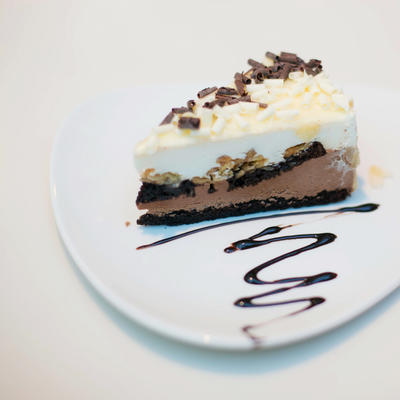 Najbrža i najkremastija keks torta sa čokoladom: Neodoljivo sočna i lagana, spremna za tren oka! (RECEPT)