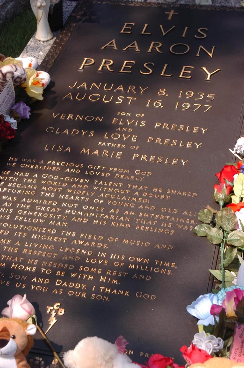 Grob Elvisa Prislija u njegovom domu Grejslend u Tenesiju