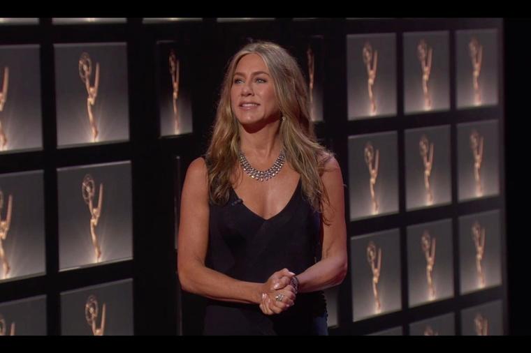 Dženifer Aniston je za dodelu Emi nagrada igrala na sigurno: Najlepša svečana haljina koja lepo izgleda na svim ženama!