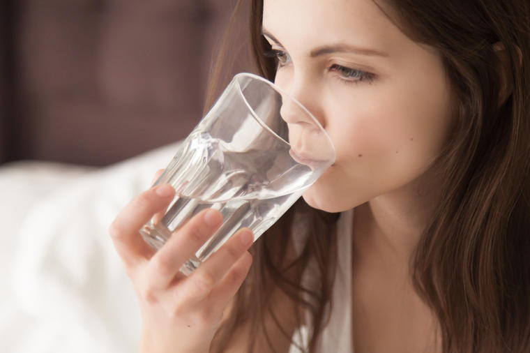 Evo šta se dešava u našem telu ako popijemo čašu vode pre spavanja!