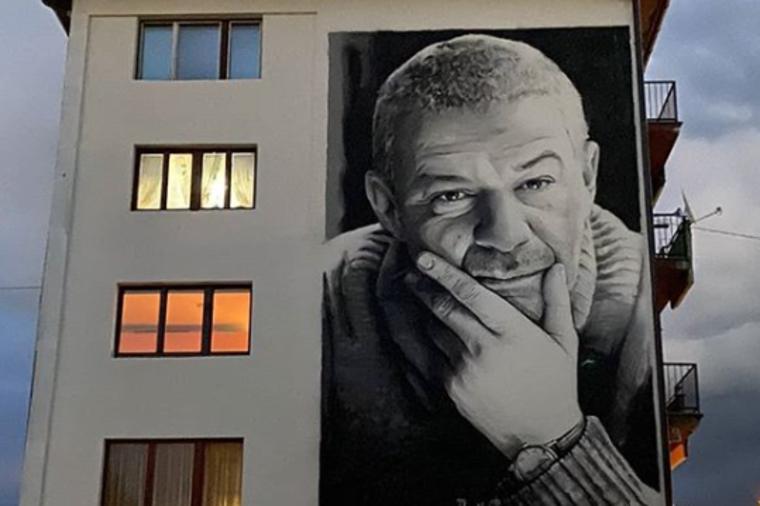 Još jedno umetničko delo u čast legendarnog glumca: Osvanuo mural sa likom Nebojše Glogovca u Sokolcu! (FOTO)