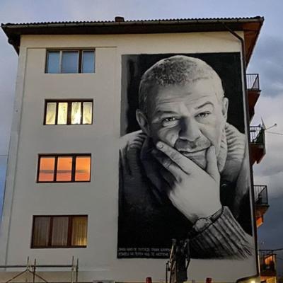 Još jedno umetničko delo u čast legendarnog glumca: Osvanuo mural sa likom Nebojše Glogovca u Sokolcu! (FOTO)
