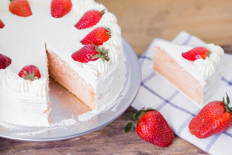 Brza torta: Ovo kremasto čudo od ukusa sprema se za 15 minuta, a prosto ćete ga obožavati! (RECEPT)