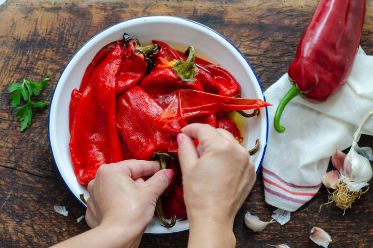 Trik domaćica za brzo spremanje zimnice: Evo kako da u samo jednom potezu ogulite pečene paprike!