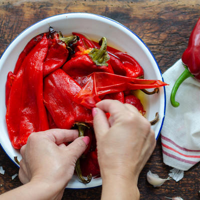 Trik domaćica za brzo spremanje zimnice: Evo kako da u samo jednom potezu ogulite pečene paprike!
