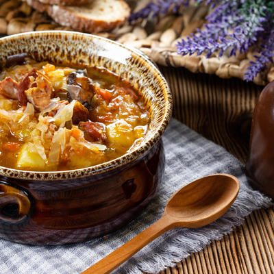 Tradicionalni recept za kiseli kupus sa kolenicom u zemljanom loncu – jelo koje govori 100 jezika!(RECEPT)