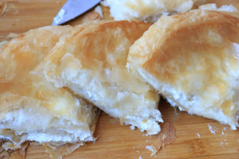 Burek sa sirom od gotovih kora: Bolji nego iz pekare! (RECEPT)