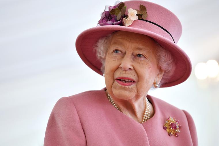 Kraljica Elizabeta smršala oko 10 kilograma: Svi u strahu da li joj je zdravlje ugroženo! (FOTO)