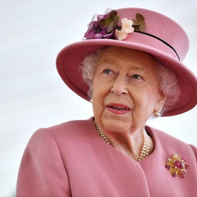 Kraljica Elizabeta smršala oko 10 kilograma: Svi u strahu da li joj je zdravlje ugroženo! (FOTO)