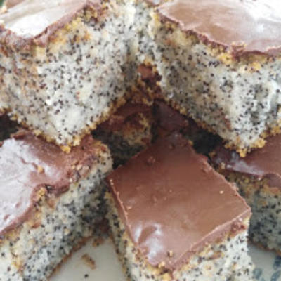 Preliveni kolač sa makom i čokoladom: Sočno i ukusno! (RECEPT)