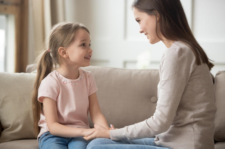 NEKE REČI KOJE IZGOVARATE OSTAVLJAJU DUBOK TRAG: 7 stvari koje NIKADA ne smete da kažete svojim ćerkama!