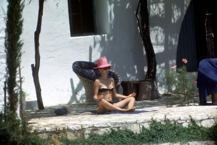Slike gole Džeki Kenedi kriju surovu osvetu: Bahati suprug radio šta je hteo! (FOTO)