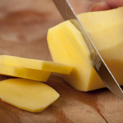 Ovih 5 stvari ništa ne čisti bolje od krompira: Spasonosni trikovi!