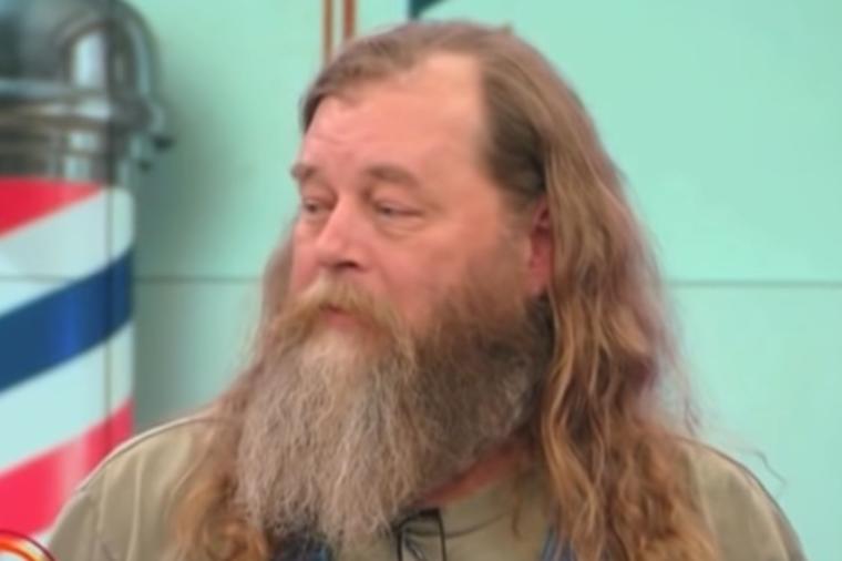 20 godina je nosio dugu bradu i kosu: Kada se ošišao, žena ga nije prepoznala! (VIDEO)