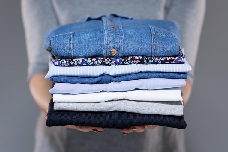 Kućni trik koji će vam promeniti život: Od izgužvane odeće do savršeno ispeglane bez uzimanja pegle u ruke! (VIDEO)