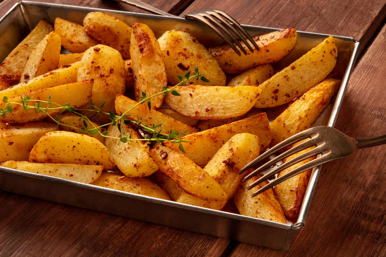 Najukusniji i najhrskaviji pečeni krompir ikada: Tajna je u ovom neobičnom sastojku! (RECEPT)