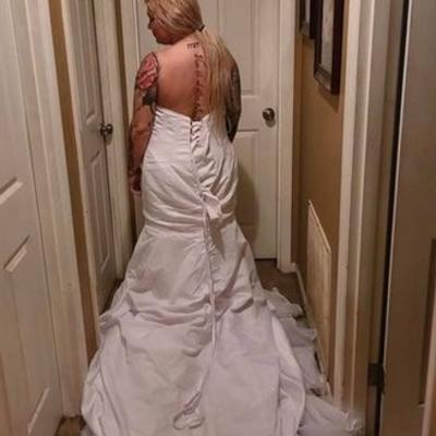Devojka kupila venčanicu preko interneta: Kada je htela da je vrati dobila odgovor koji je nasmejao sve!