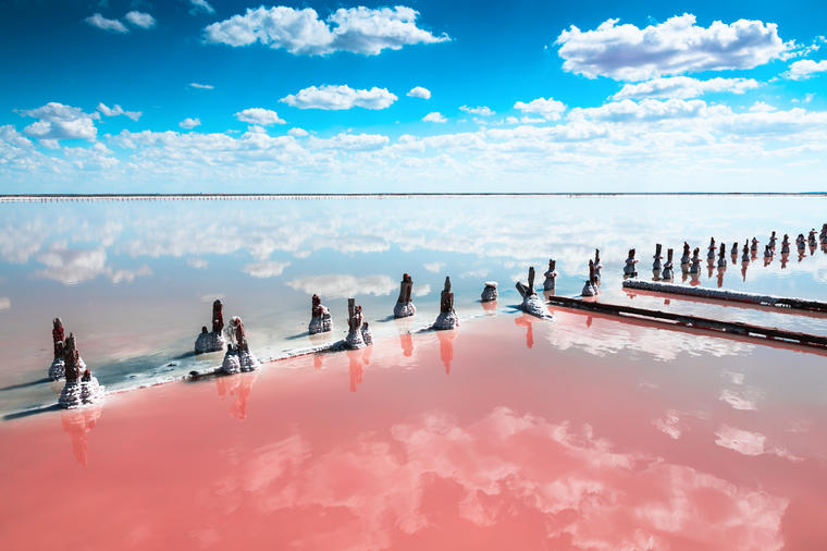 Čudesno roze jezero na Krimu zaludelo influensere: Fascinantan prizor koji mami na fotografisanje! (FOTO)