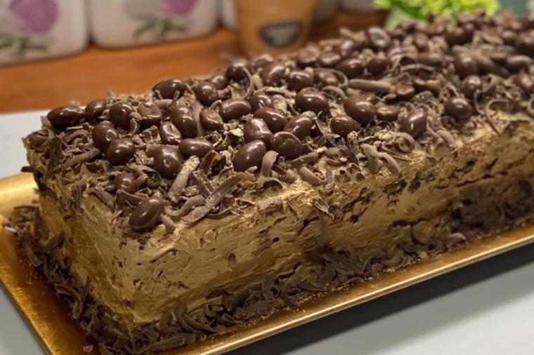 Savršena torta bez brašna: Lagana, puna fila i oraha! (RECEPT)