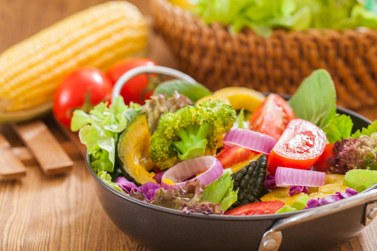 JEDITE JE PRE SVAKOG OBROKA I ŽELJA ZA SLATKIŠIMA ĆE NESTATI: Čudotvorna salata koja topi kilograme! (RECEPT)